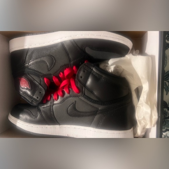 Authentic Jordan 1’s size 6 in kids 7.5 ladies . Only worn once - Picture 2 of 5